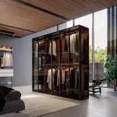 Puertas de vidrio reflex elegantes y modernas°Interior completamente configurable para organizar ropa y accesorios°Diseño refinado y sofisticado, ideal para dormitorios contemporáneos