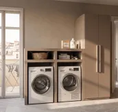 This bespoke bathroom vanity measures 200cm wide and 68.5cm deep, featuring a sleek laminate finish in NCS S - 4005 Y50R. The vanity is equipped with a U handle in a matte RAL 9001 finish, offering a sophisticated look. The unit comes complete with a built-in sink.