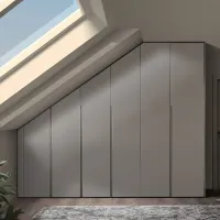 Armoire sous pente: chaque toit a une inclinaison différente, c’est pourquoi nous proposons notre configurateur, qui s’adapte parfaitement à vos mesures pour créer un design d’armoire pratique et fonctionnel, personnalisé selon vos besoins. Tout est soigneusement dissimulé derrière des portes aux couleurs personnalisées.

Une visualisation d’une armoire sous pente - RAL 7036 laqué mat avec poignées intégrées.