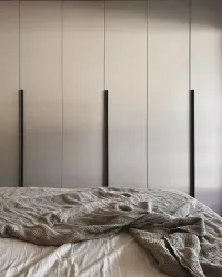 Schrank nach Maß: Dieser Schrank wurde im Schlafzimmer unseres Kunden in Karlsfeld, Deutschland, installiert und ist matt lackiert in FB 229 Elephants Breath mit Griff 33, matt lackiert in RAL8019.

Die genauen Maße dieses Schranks sind 277 cm Breite, 262 cm Höhe und 61 cm Tiefe.