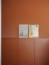 Madia: un mobile pratico e compatto per l’ingresso, il corridoio o anche la sala da pranzo accanto alla cucina, perfetto per riporre piatti, bicchieri o tovaglie. È anche ideale per un ufficio, per organizzare documenti o l’attrezzatura per la preparazione del caffè.

Questa madia è stata realizzata per la casa del nostro cliente a Breuberg, Germania - FB 64 Red Earth laccato opaco con maniglie integrate.

Le misure esatte di questa madia sono 389,5 cm di larghezza, 90 cm di altezza e 61 cm di profondità.