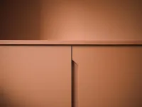 Madia: un mobile pratico e compatto per l’ingresso, il corridoio o anche la sala da pranzo accanto alla cucina, perfetto per riporre piatti, bicchieri o tovaglie. È anche ideale per un ufficio, per organizzare documenti o l’attrezzatura per la preparazione del caffè.

Questa madia è stata realizzata per la casa del nostro cliente a Breuberg, Germania - FB 64 Red Earth laccato opaco con maniglie integrate.

Le misure esatte di questa madia sono 389,5 cm di larghezza, 90 cm di altezza e 61 cm di profondità.