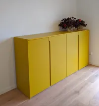 Madia: un mobile pratico e compatto per l’ingresso, il corridoio o anche la sala da pranzo accanto alla cucina, perfetto per riporre piatti, bicchieri o tovaglie. È anche ideale per un ufficio, per organizzare documenti o l’attrezzatura per la preparazione del caffè.

Questa madia è stata realizzata per la casa del nostro cliente a Burgau, Germania – RAL1005 laccato opaco con maniglie integrate.

Le misure esatte di questa madia sono 199,5 cm di larghezza, 100 cm di altezza e 45 cm di profondità.