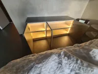 Madia: Un mobile compatto e pratico per l’ingresso, il corridoio o la sala da pranzo – ideale per riporre stoviglie. Perfetto anche per un ufficio per organizzare documenti o attrezzature per la preparazione del caffè.

Posizionata in camera da letto, questa madia è perfetta per conservare libri o dispositivi elettronici/TV ed è stata realizzata per la casa del nostro cliente a Jona, Svizzera – RAL7039 laccato opaco con maniglie integrate.

Accessori interni mostrati in questa immagine:
- ripiani spessi 35 mm in melaminico con finitura effetto legno color avorio.
- luci LED integrate nella madia (orientamento verticale).