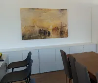 Madia: un mobile elegante e ben progettato per la cucina e la sala da pranzo, perfetto per riporre bicchieri, piatti o tovaglie, posizionato in modo pratico e funzionale. Questa credenza fa parte del progetto della casa del nostro cliente a Strasburgo, in Austria - RAL 9016 laccato opaco con maniglie integrate.

Le misure esatte di questa madia sono 357,7 cm di larghezza, 80 cm di altezza e 45 cm di profondità.