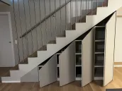 Accesorios interiores del armario mostrado en esta imagen:

- estantes de 35 mm de grosor hechos de melamina efecto madera, color marfil.

El comentario de nuestro cliente: Armarios de muy buena calidad y hermosos acabados. Excelente comunicación con la Sra. Chiara (Hablante de francés e inglés). El pedido, la toma de medidas y el montaje de los armarios fueron realizados por profesionales. Recomiendo encarecidamente IDAW.
Armario bajo techo inclinado en Ginebra, Suiza - FB 201 Shaded White lacado mate con asas integradas. 