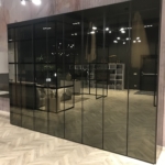 Glastürenschrank - Showroom – Glas, Metall in der Farbe RAL 8019